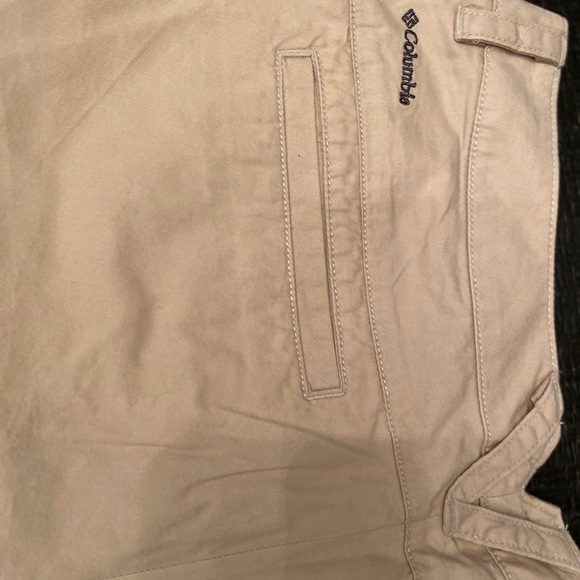 Kaki Columbia shorts size 6. Great condition like New. - Picture 2 of 5